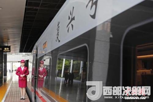 資料圖：4月10日，列車員在“復(fù)興號”列車旁迎接旅客的到來。 <a target='_blank'  data-cke-saved- >中新社</a>記者 殷立勤 攝