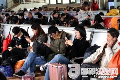 資料圖：移動互聯(lián)網(wǎng)時代，旅客都拿著手機打發(fā)時間。<a target='_blank' >中新社</a>記者 王中舉 攝
