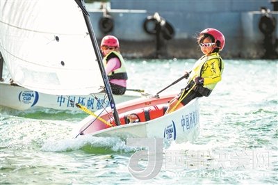 青島市北區(qū)立新小學(xué)學(xué)生參加2017年中國(guó)杯青少年帆船OP項(xiàng)目比賽。孫軍/攝