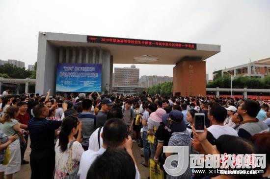 資料圖：6月8日，河南鄭州一高考考點外，家長等待考生。當日，全國部分地區(qū)2018年高考結(jié)束。 <a target='_blank'  data-cke-saved- >中新社</a>記者 王中舉 攝