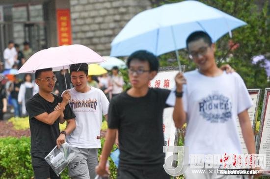 資料圖：6月8日，山西太原，考生打傘走出考場。當日，全國部分地區(qū)2018年高考結(jié)束。 <a target='_blank'  data-cke-saved- >中新社</a>記者 武俊杰 攝