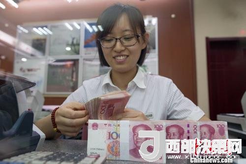 7月5日，山西太原一銀行工作人員正在清點貨幣。人民幣對美元匯率中間價在經(jīng)歷了過去11個交易中的10次下調(diào)后終于迎來大漲。5日，中國外匯交易中心公布人民幣對美元匯率中間價報6.6180，較前一交易日大幅上調(diào)415個基點，創(chuàng)下自2017年10月11日以來的最大升幅。<a target='_blank' >中新社</a>記者 張云 攝