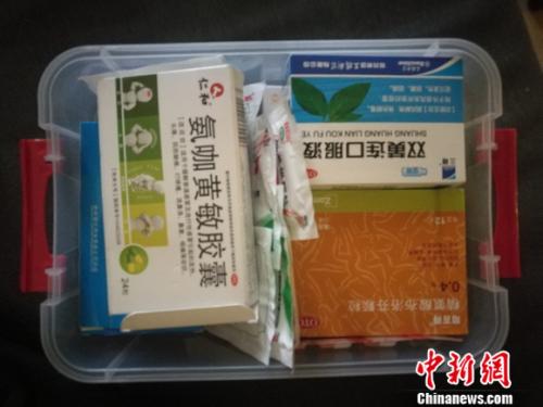 圖為家里的藥盒。 謝藝觀 攝