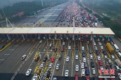資料圖：車輛通過收費站。<a target='_blank'  data-cke-saved- ><p  align=