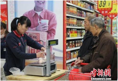 資料圖：在保定市北市區(qū)一家大型超市內(nèi)，促銷員正在為購買雞蛋的市民稱量、打包。李芳華 攝