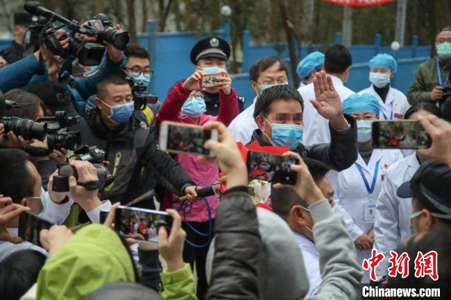 圖為貴州省最后一名新冠肺炎確診患者從貴州省將軍山醫(yī)院出院，患者與眾人揮手告別。　瞿宏倫 攝