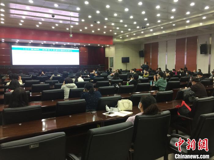 山西選派554名疫情防控指導(dǎo)員駐校指導(dǎo)高三年級開學(xué)疫情防控?！「呷鸱?攝