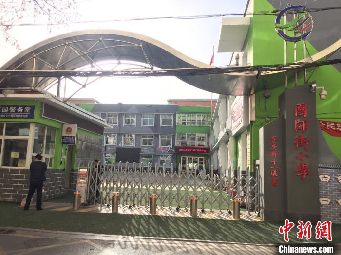 校門口設(shè)置臨時(shí)等候區(qū)，區(qū)域四周5米為禁行區(qū)?！「呷鸱?攝