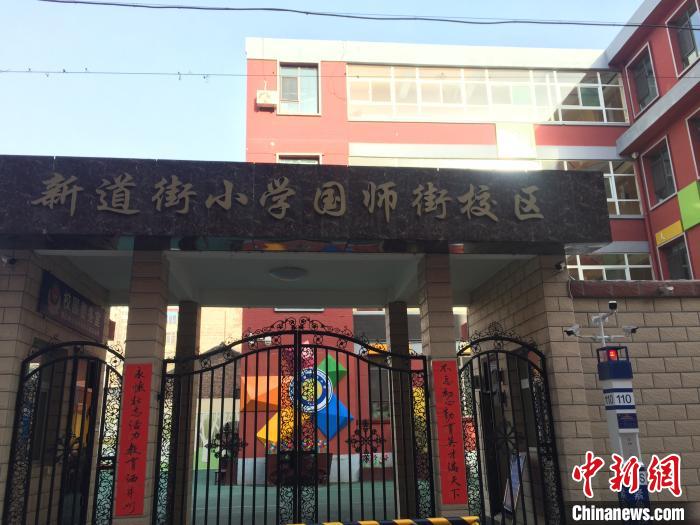 返校學(xué)生要到指定校門口報(bào)到，入校時(shí)需佩戴口罩，并進(jìn)行身份核驗(yàn)、實(shí)名登記、體溫檢測。　高瑞峰 攝