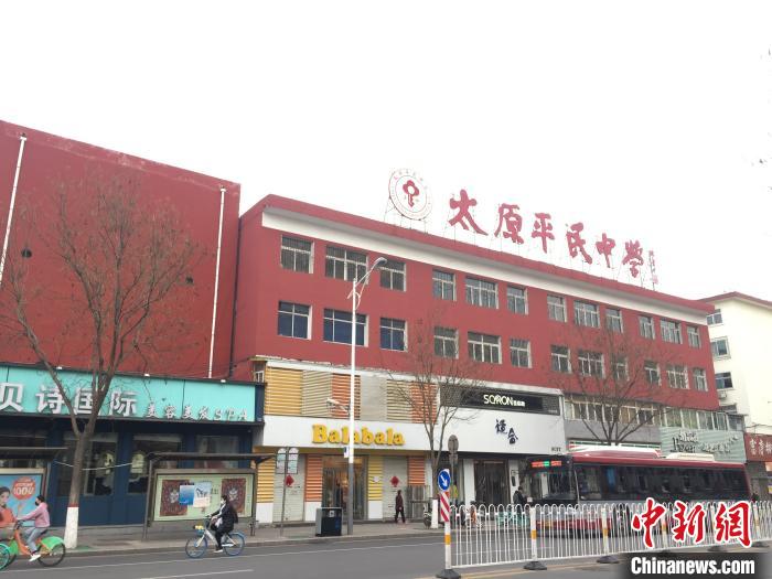 所有師生實(shí)行“日?qǐng)?bào)告”“零報(bào)告”制度，確保開學(xué)后校園衛(wèi)生安全。　高瑞峰 攝