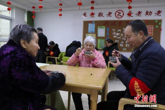 1月13日，志愿者為社區(qū)養(yǎng)老院送臘八粥。當(dāng)日是中國傳統(tǒng)臘八節(jié)，安徽省合肥市濱湖欣園社區(qū)志愿者為社區(qū)養(yǎng)老院送去臘八粥、慰問品和節(jié)日的祝福。<a target='_blank'  data-cke-saved- >中新社</a>發(fā) 余秀娟 攝