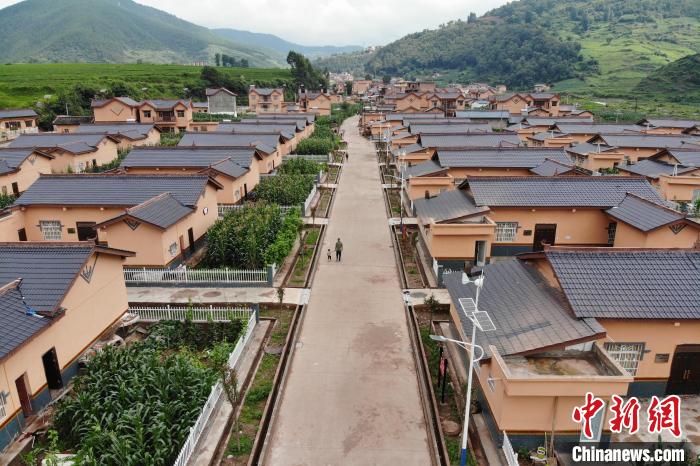 平坦的水泥路從村民居住區(qū)穿過(guò)?！埨?攝