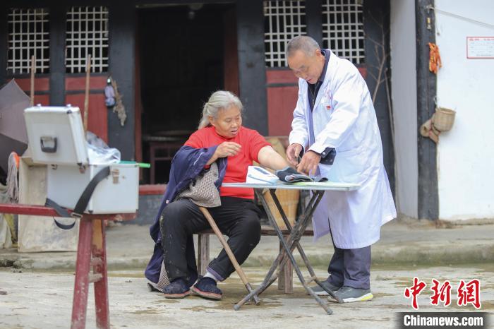 資料圖，貴州村醫(yī)給村民看病?！■暮陚?攝