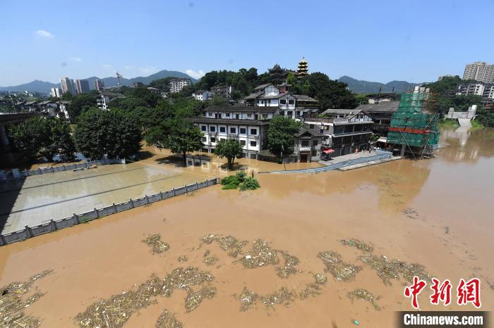 圖為7月27日，嘉陵江重慶段水位持續(xù)上漲，千年古鎮(zhèn)磁器口低洼段已被洪水淹沒?！￡惓?攝