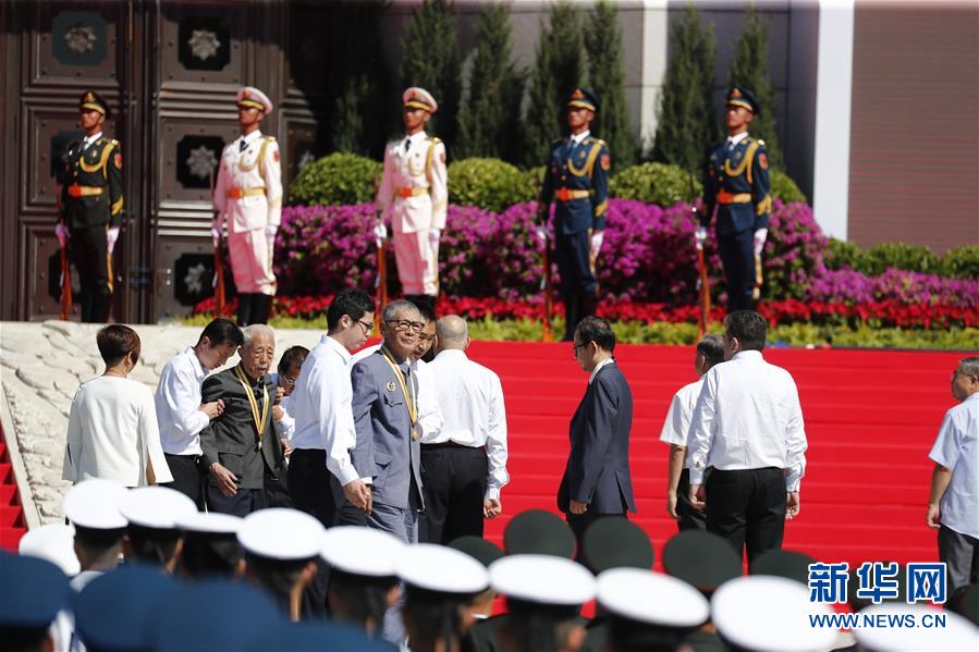 （社會(huì)）（4）紀(jì)念中國(guó)人民抗日戰(zhàn)爭(zhēng)暨世界反法西斯戰(zhàn)爭(zhēng)勝利75周年向抗戰(zhàn)烈士敬獻(xiàn)花籃儀式在京舉行