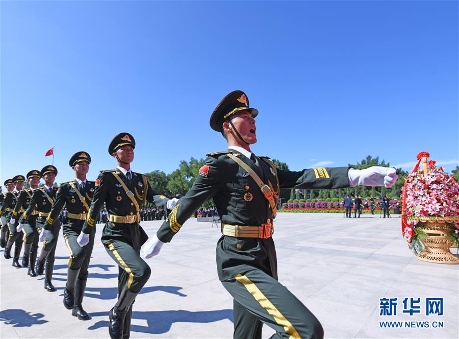 （社會(huì)）（2）紀(jì)念中國(guó)人民抗日戰(zhàn)爭(zhēng)暨世界反法西斯戰(zhàn)爭(zhēng)勝利75周年向抗戰(zhàn)烈士敬獻(xiàn)花籃儀式在京舉行