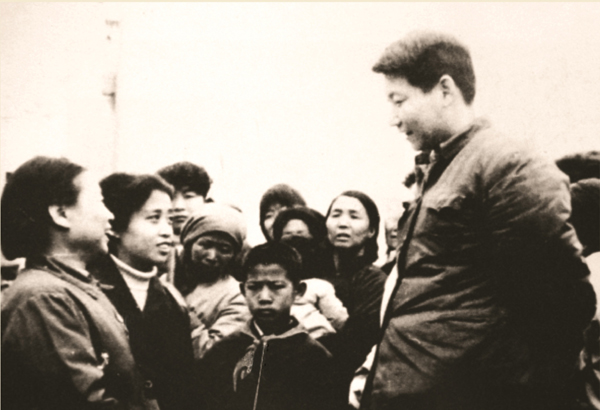 1983年,時(shí)任中共正定縣委書記的習(xí)近平同群眾交談。