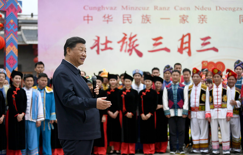 2021年4月27日，習(xí)近平總書記在南寧市廣西民族博物館外，同參加三月三“歌圩節(jié)”民族文化活動(dòng)的各族群眾親切交流。