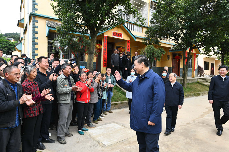 2021年4月25日，習(xí)近平總書記在桂林市全州縣才灣鎮(zhèn)毛竹山村考察時(shí)，同鄉(xiāng)親們親切交流。
