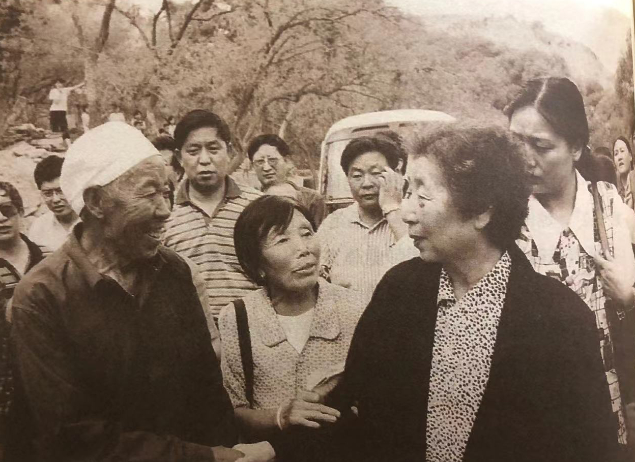 2000年夏天，齊心回到郝家橋村看望鄉(xiāng)親。 來(lái)源《習(xí)仲勛畫傳》 