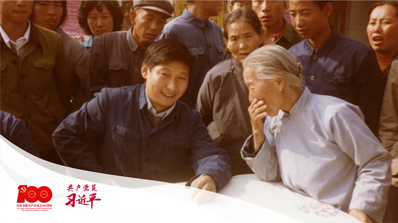1983年，時(shí)任河北正定縣委書記習(xí)近平在大街上聽(tīng)取來(lái)訪群眾的意見(jiàn)。