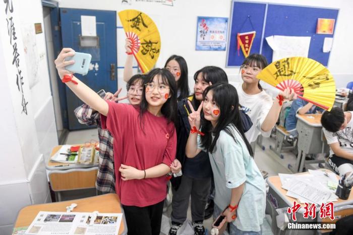 資料圖：6月6日，2021年高考前夕，湖南長沙同升湖實(shí)驗(yàn)學(xué)校高三年級(jí)，考生們?cè)诮淌覂?nèi)合影。 楊華峰 攝