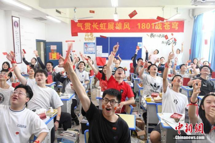資料圖：6月6日，湖南長沙同升湖實(shí)驗(yàn)學(xué)校教師與考生拋起紅包迎接高考。 楊華峰 攝