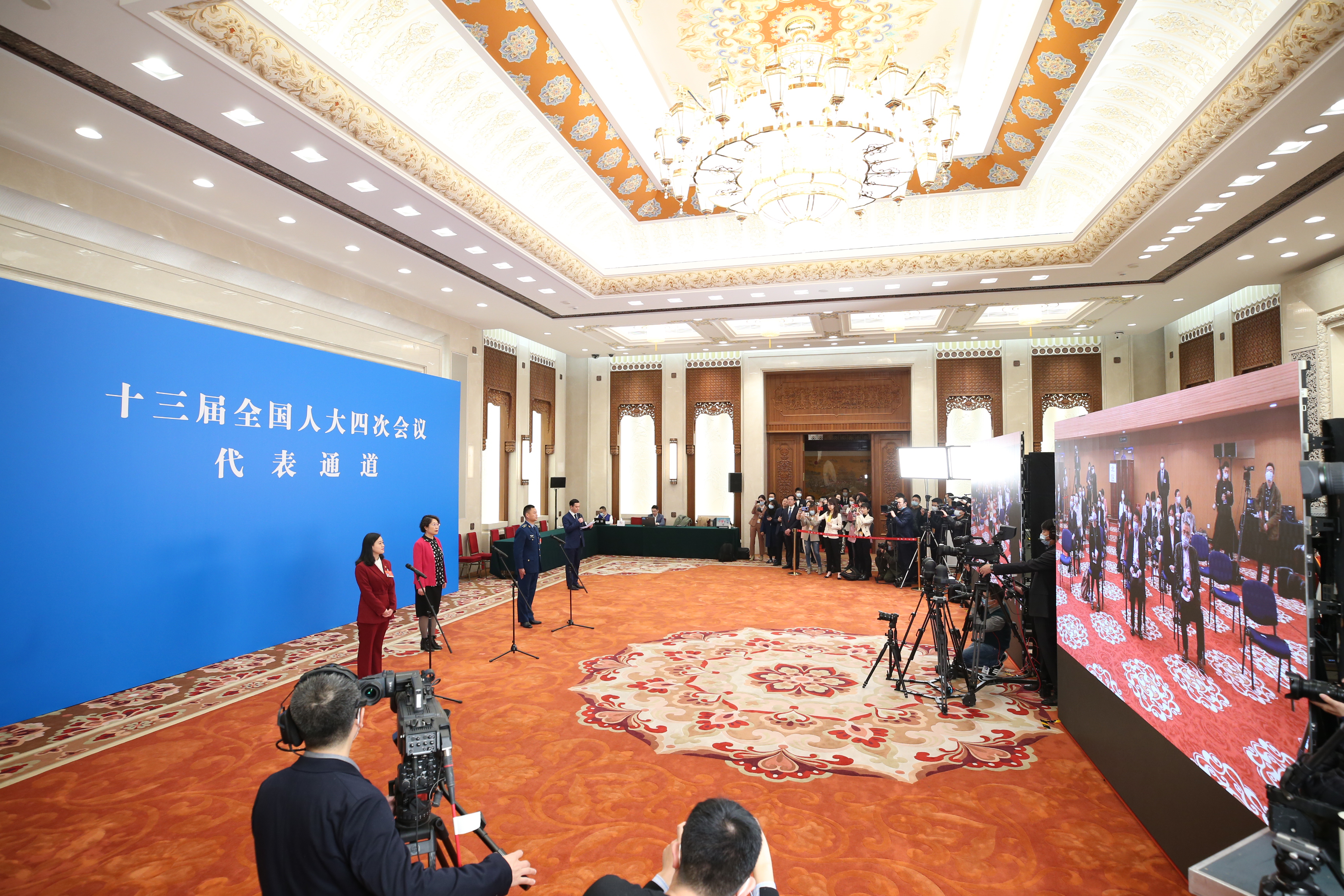 2021年3月5日，第十三屆全國(guó)人民代表大會(huì)第四次會(huì)議舉行首場(chǎng)“代表通道”采訪活動(dòng)。這是全國(guó)人大代表通過網(wǎng)絡(luò)視頻方式接受采訪。